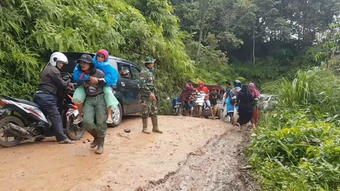 Penyakit ISPA (Infeksi Saluran Pernapasan Akut) mulai serang pengungsi banjir dan longsor di Desa Cileuksa, Bogor, Jawa Barat.