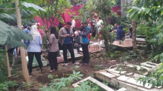 pembongkaran makam istri sule vivanews