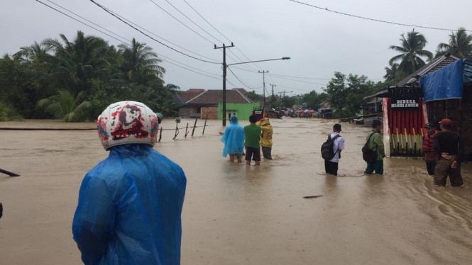 Banjir Genangi Jalan Lintas Tengah Sumatera Kemacetan Total Mencapai 20 Km