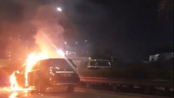 Mobil Minibus Terbakar di Tol JORR Ruas Pondok Indah-Pasar Rebo, Malam Ini