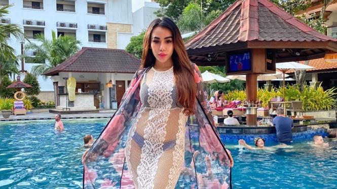 Pamer Pakai Bikini Menerawang, Bebby Fey Diingatkan Netizen (Foto Instagram)