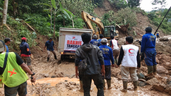 Badan amal kelompok usaha Bakrie yakni Bakrie Amanah, melalui gerakan Bakrie Tanggap, menyalurkan bantuan kepada korban banjir bandang di Lebak, Banten.