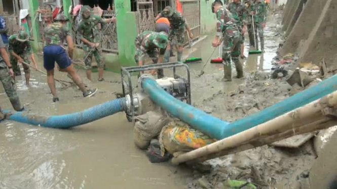 Pondok Gede Permai di Bekasi Masih Banjir 30 Cm, TNI dan Warga Kuras Air