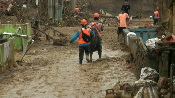 Pasca Bencana, PLN Perbaiki Jaringan Tegangan Menengah di Lebak Banten