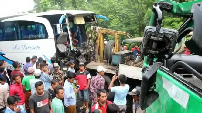 Bus Pariwisata Rombongan Bidan Tabrak Truk Trailer di Lumajang, 47 Luka-luka