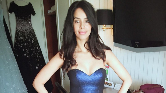 Bintang Seksi Bollywood Mallika Sherawat Berbusana Glasir Biru Tua di Hari Senin (Foto Instagram)