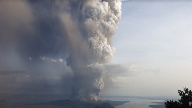 Gunung Taal meletus