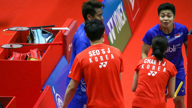 Tontowi/Apriyani saat berbicara dengan lawan mereka, Seo/Chae (Korea), yang mundur dari Indonesia Masters 2020 karena cedera