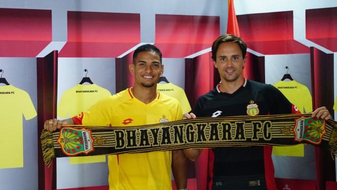 Renan Silva bersama Paul Munster selaku pelatih kepala usai resmi bergabung dengan Bhayangkara FC