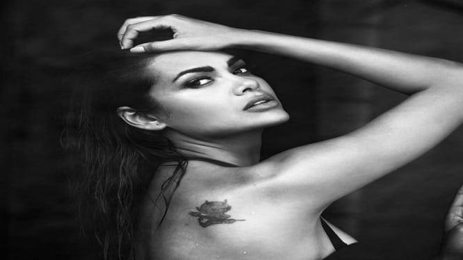 Inilah Deretan Foto Sensual Aktris Bollywood Esha Gupta yang Bertema Monokrom (Foto Instagram)