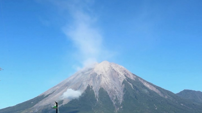 Aktifitas Vulkanik Meningkat, Gunung Semeru Erupsi