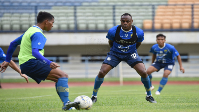 Victor igbonefo mulai mengikuti latihan Persib di gbla_greg