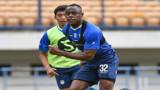 Victor igbonefo mulai mengikuti latihan Persib di gbla 1