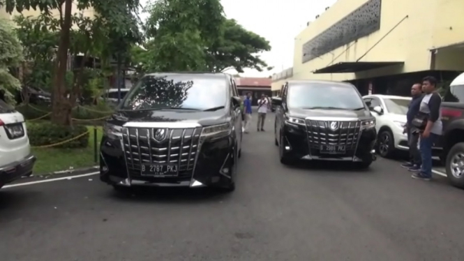 ari sigit kembalikan alphard