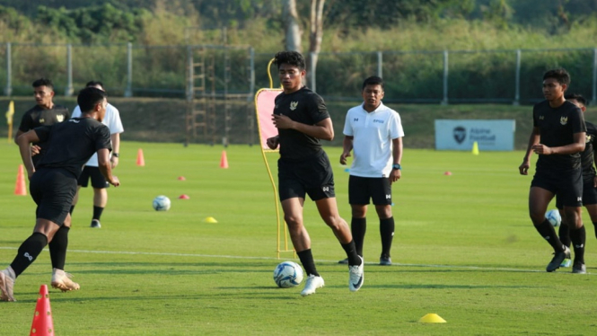 Para Pemain Timnas U19 Latihan mendasar umpan pendek dan umpan panjang