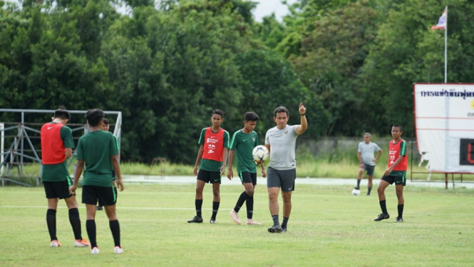 Pelatih Bima Sakti saat memimpin latihan Timnas Indonesia U-16 jelang berlaga di Piala AFF 2020