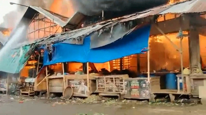 Puluhan Kios Pasar Induk Caringin di Bandung Dilalap Api