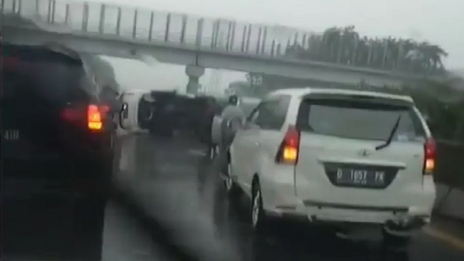 Kecelakaan Beruntun Terjadi di KM 135 Tol Padaleunyi, Ini Kronologinya (Foto Tangkap Layar Instagram @infobandungraya)