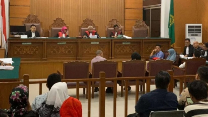 Dicecar Soal Vagina, Fairuz A. Rafiq Pingsan di Sidang Trio Ikan Asin (Foto Viva.co.id)