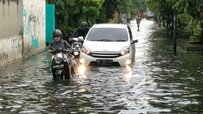 Banjir Hampir 1 Meter Rendam Ratusan Rumah di Kota Medan