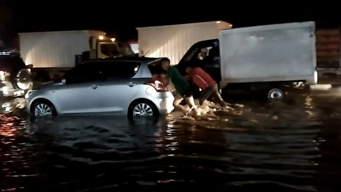 Banjir Akibat Luapan Sungai Cikijing Kembali Rendam Jalan Nasional Bandung-Garut (Foto: ANTV/Lutfi Setia Rafsanjani)