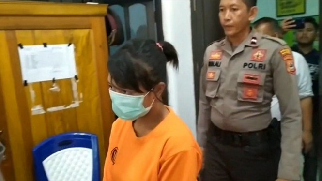 Seorang biduan dangdut di Kabupaten Barru, Sulawesi Selatan, ditangkap polisi karena melakukan porno aksi. Biduan tersebut nekat melucuti pakaiannya hingga tela