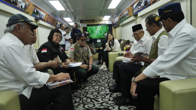 Wapres KH. Ma'ruf Amin Tinjau Ratusan Korban Banjir Bandang dan Longsor di Lebak Banten
