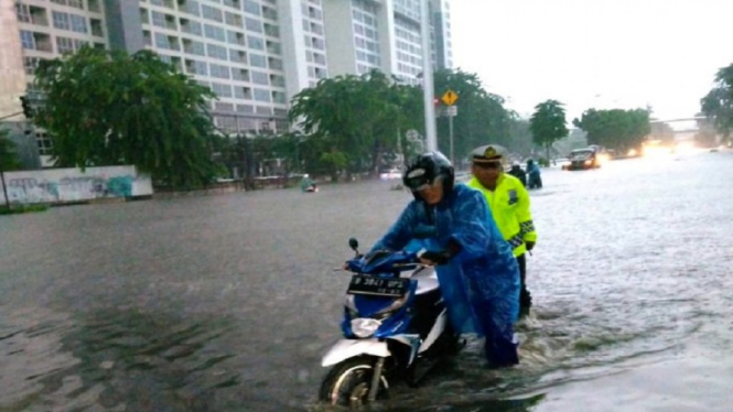 Angka Langka 02022020, Jabodetabek Diguyur Hujan, Awas Banjir (Foto Dok. ANTVKLIK-TMC Polda Metro Jaya))