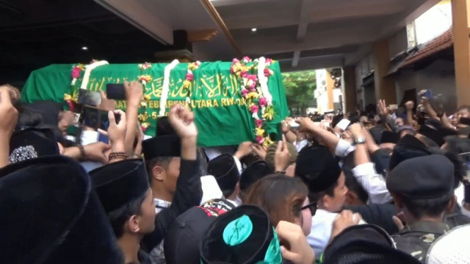 Ribuan Warga Iringi Pemakaman Gus Sholah di Jombang (Foto: ANTV/Handi firmansyah)