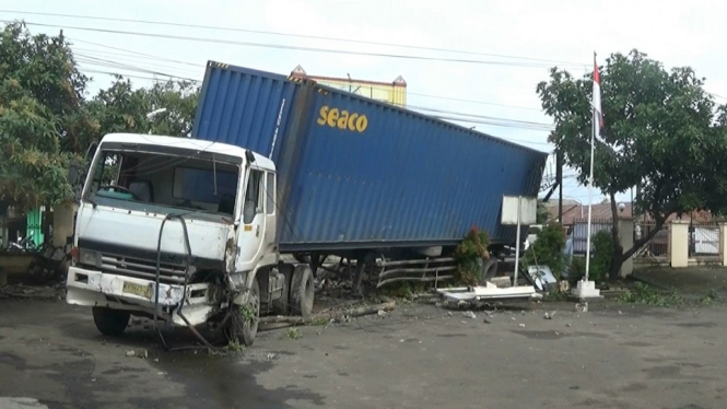 Satu unit truk kontainer tabrak roboh pagar Mapolsek Legok, Tangerang, Banten.
