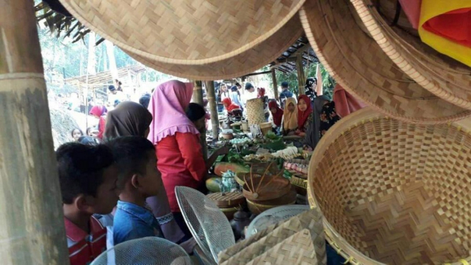 Minggu Kliwonan di Watu Lumbung. Pasarnya Unik, Jajanan Jadul, Lokasi Keren