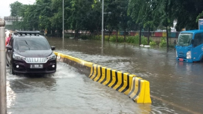Banjir 30 40 cm di Traffic Light Pintu Air Jl. Gunung Sahari