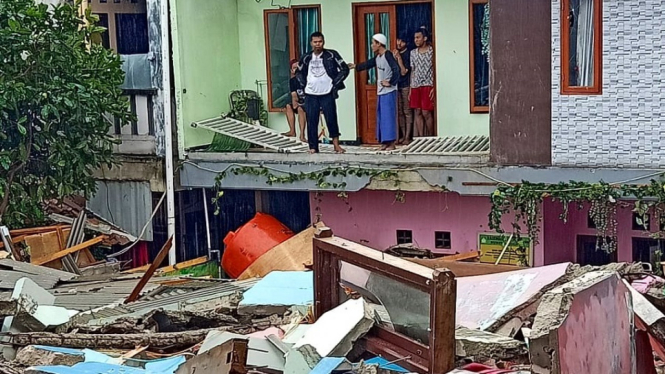 Rumah Kos Berlantai 3 di Pela Mampang Jakarta Selatan Mendadak Ambruk