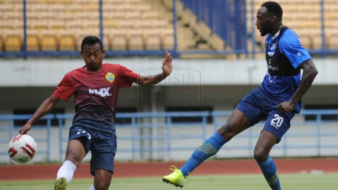 Striker anyar Geoffrey Castillion kembali mencetak gol saat Persib Bandung mengalahkan PSKC Cimahi 3-0 dalam laga uji coba di GBLA