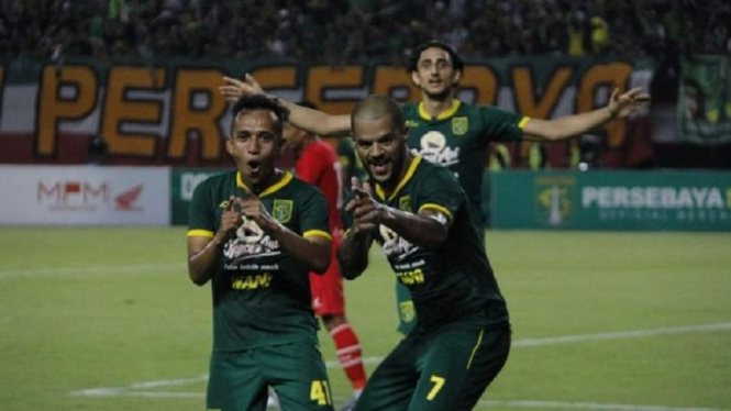 Persebaya M. Alwi Slamat cetak gol ketiga Persebaya dari titik pinalti