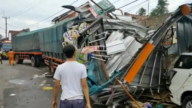 Truk Gandeng Hantam 4 Rumah di Jalur Pantura Cirebon