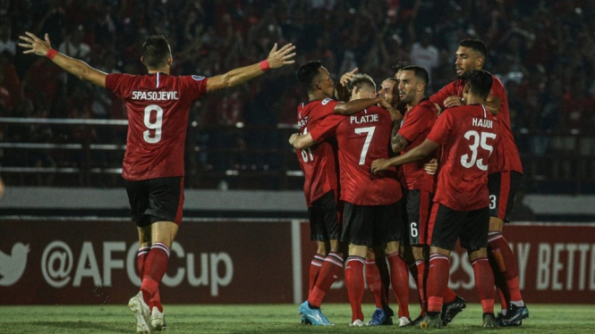 Para pemain Bali United merayakan kemenangan 4-1 atas klub Vietnam, Than Quang Ninh di laga Piala AFC 2020 Selasa 11 Feb 2020 di Stadion Kapten I Wayan Dipta, G