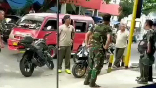 Oknum TNI Todongkan Pistol ke Polisi Viral di Media Sosial (Foto Tangkap Layar Video Twitter)