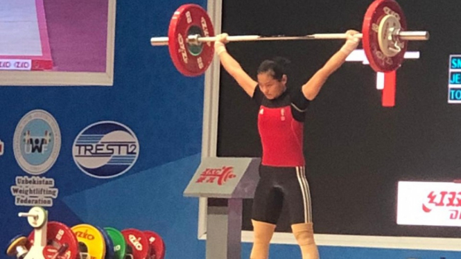 Lifter putri, Windy Cantika saat beraksi di kelas 49 kg Kejuaraan Asian Junior &amp; Youth Weightlifting 2020 di Tashkent, Uzbekistan