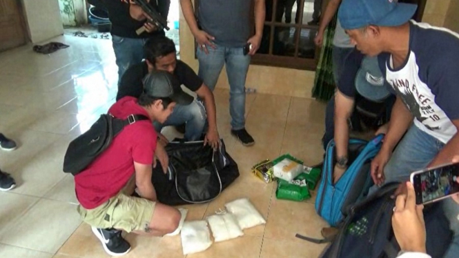 Polisi tangkap kurir sabu dan ekstasi jaringan Malaysia-Indonesia. Barang buktinya, 26 kilogram sabu dan 10 ribu butir ekstasi.