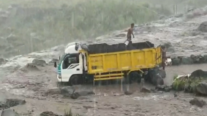 TRUK TERJEBAK LAHAR DINGIN