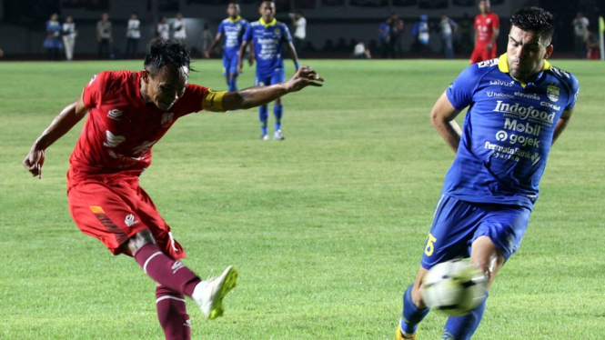 Persib Bandung mampu meraih kemenangan 2-0 atas tuan rumah Persis Solo dalam rangka HUT ke-20 Pasoepati dan hari jadi ke-275 Kota Solo