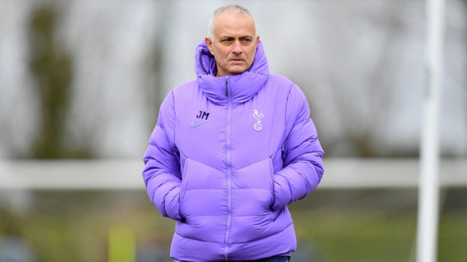 Jose Mourinho tengah memimpin latihan jelang partai 16 besar Liga Champions Tottenham Hotspur vs Leipzig