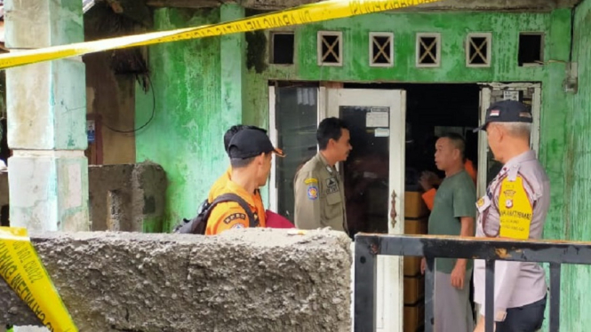 rumah ambruk dipasang garis polisi