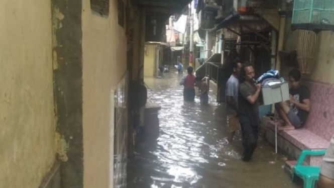 Banjir 1 Meter di Kebon Pala, Warga Belum Mau Dievakuasi (Foto VIVAnews)