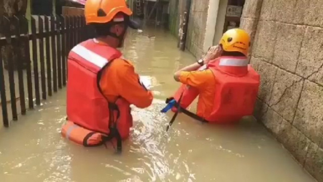 Jakarta Banjir, Setidaknya 85 RT dan 223 Warga Mengungsi. Kondisi Banjir di Bidara Cina dan Kampung Melayu, Kec. Jatinegara, Jakarta Timur ketinggian 30 hingga 