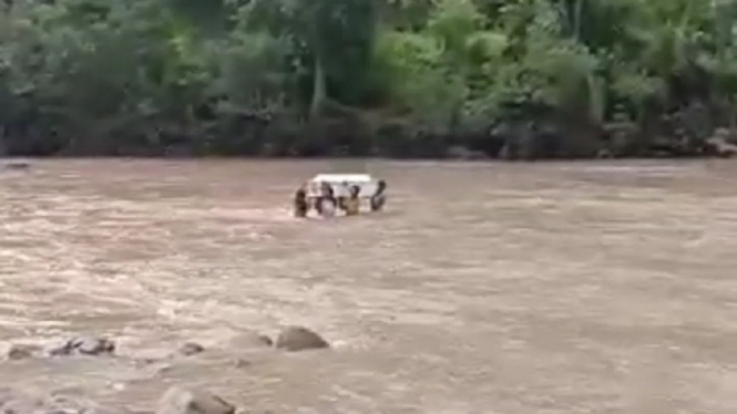 Viral, Warga Gotong Jenazah Menyeberangi Derasnya Sungai Aesesa di NTT
