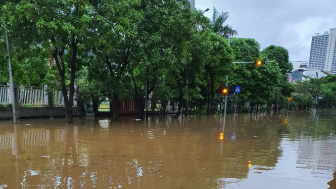 Genangan air 60 cm di Jl Kayu Putih Jaktim