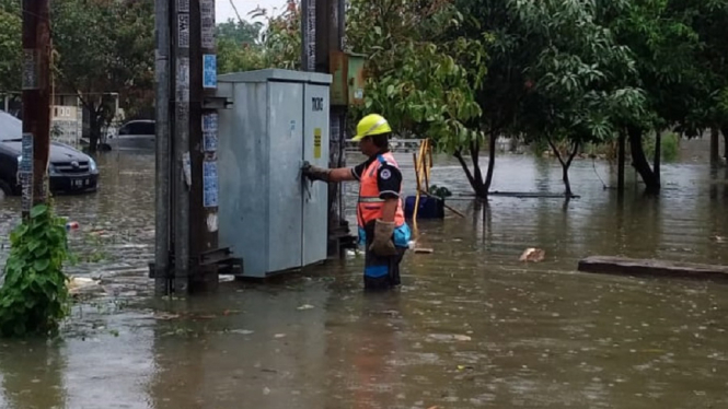 petugas pln periksa jaringan listrik perumahan foto PLN