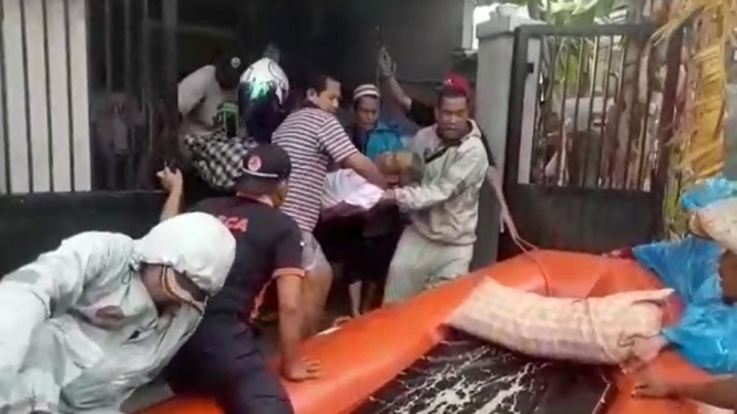 Dramatis, Evakuasi Seorang Warga Sakit Komplikasi di Perumahan Garden City